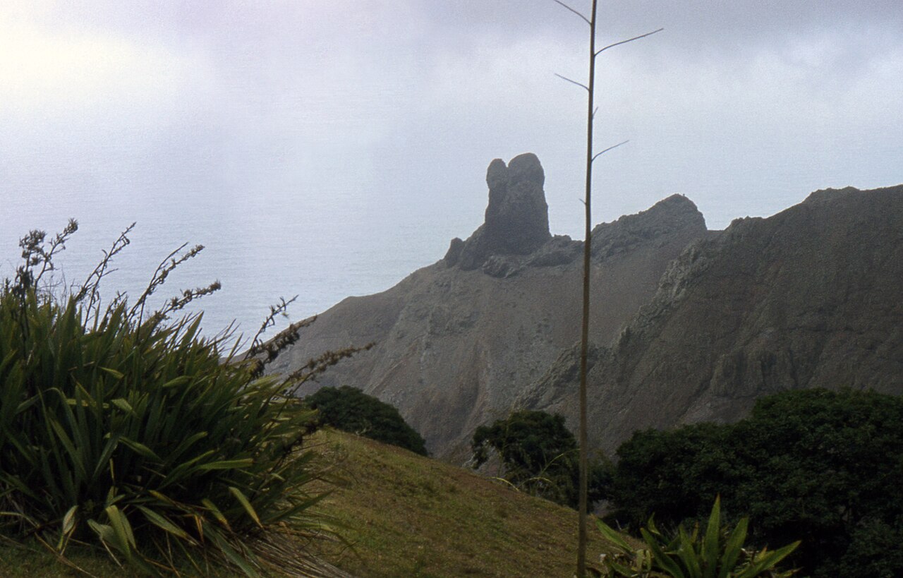 Вулканический остров в океане